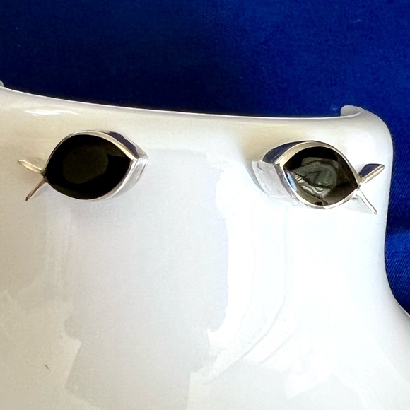 .925 Taxco Mexico Silver Onyx Fish Post Earrings Signed TJ-64 - Picture 2 of 10
